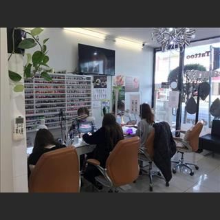 Cần sang shop nails nằm ngay trung tâm đường Hawthorn Rd
