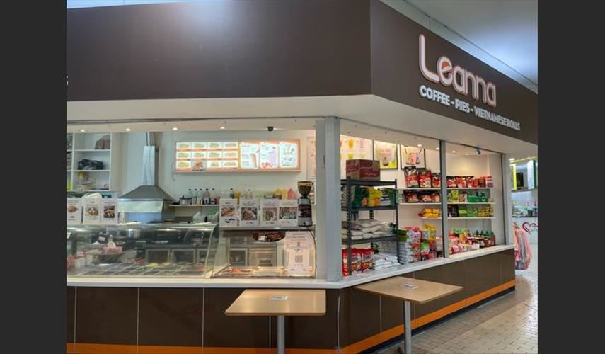 Sang shop bánh mì và bánh pie trong khu Northcote Shopping Plaza