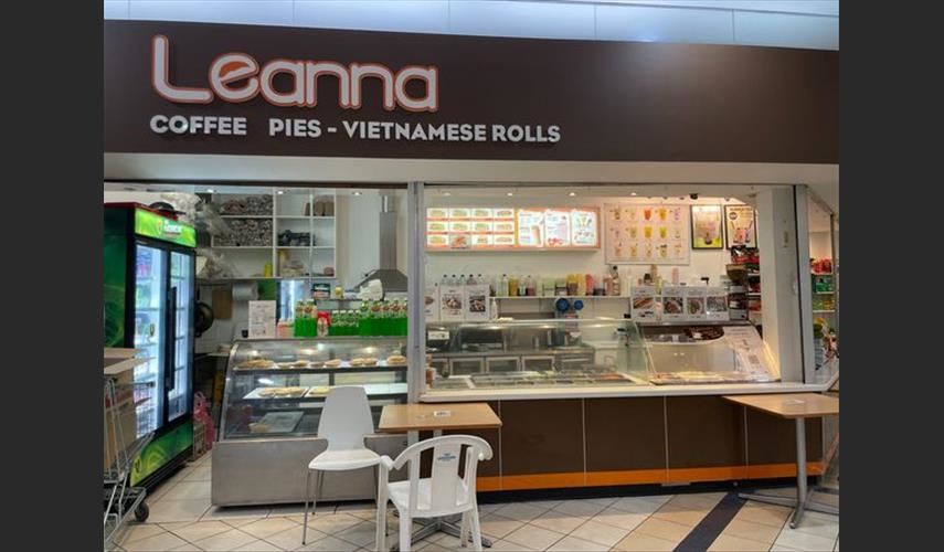 Sang shop bánh mì và bánh pie trong khu Northcote Shopping Plaza