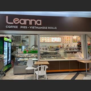 Sang shop bánh mì và bánh pie trong khu Northcote Shopping Plaza