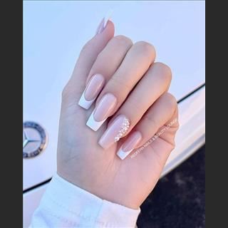 Shop nail ở Brighton cần thợ CTN biết làm bột, SNS càng tốt