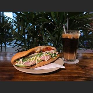 Shop cafe bánh mì cần tuyển nhân viên làm 5 ngày / tuần 