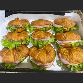 Shop bánh mì đối diện station cần 2 cô bán hàng biết tiếng anh