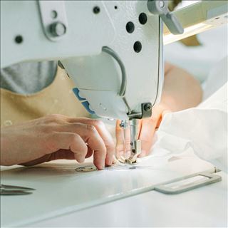 Tiệm Tailor Clothing Alterations ở Brisbane CBD cần thợ phụ sửa đồ