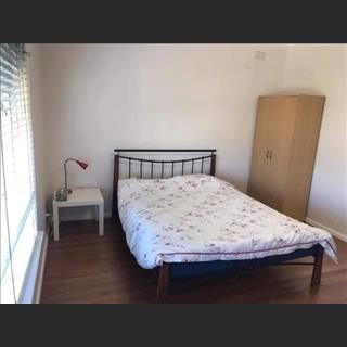 Nhà sạch sẽ vùng St Albans còn dư 1 phòng rộng rãi cho nam share